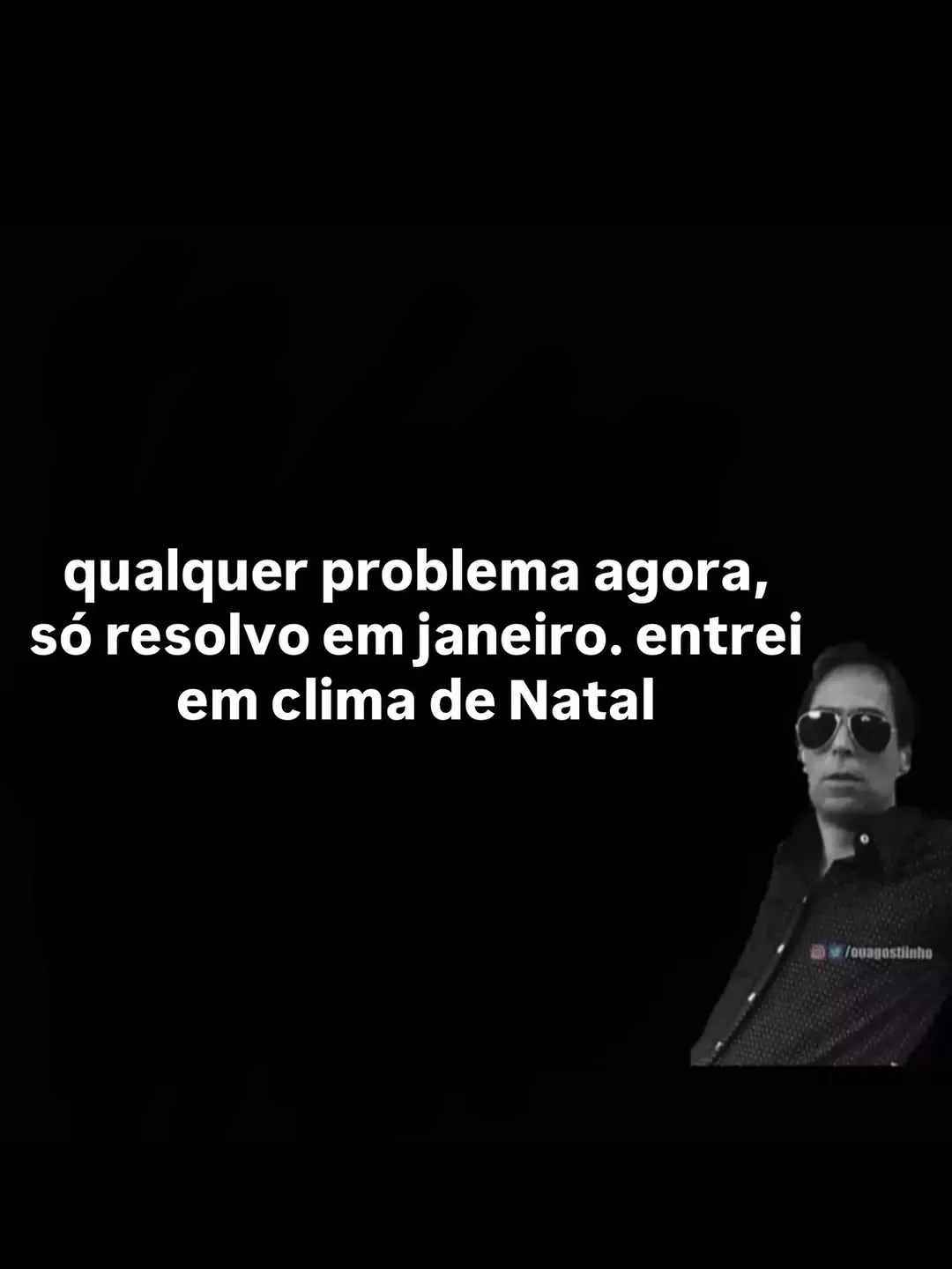 Mulher de óculos escuros em fundo preto com texto sobre resolver problemas em janeiro e clima de Natal