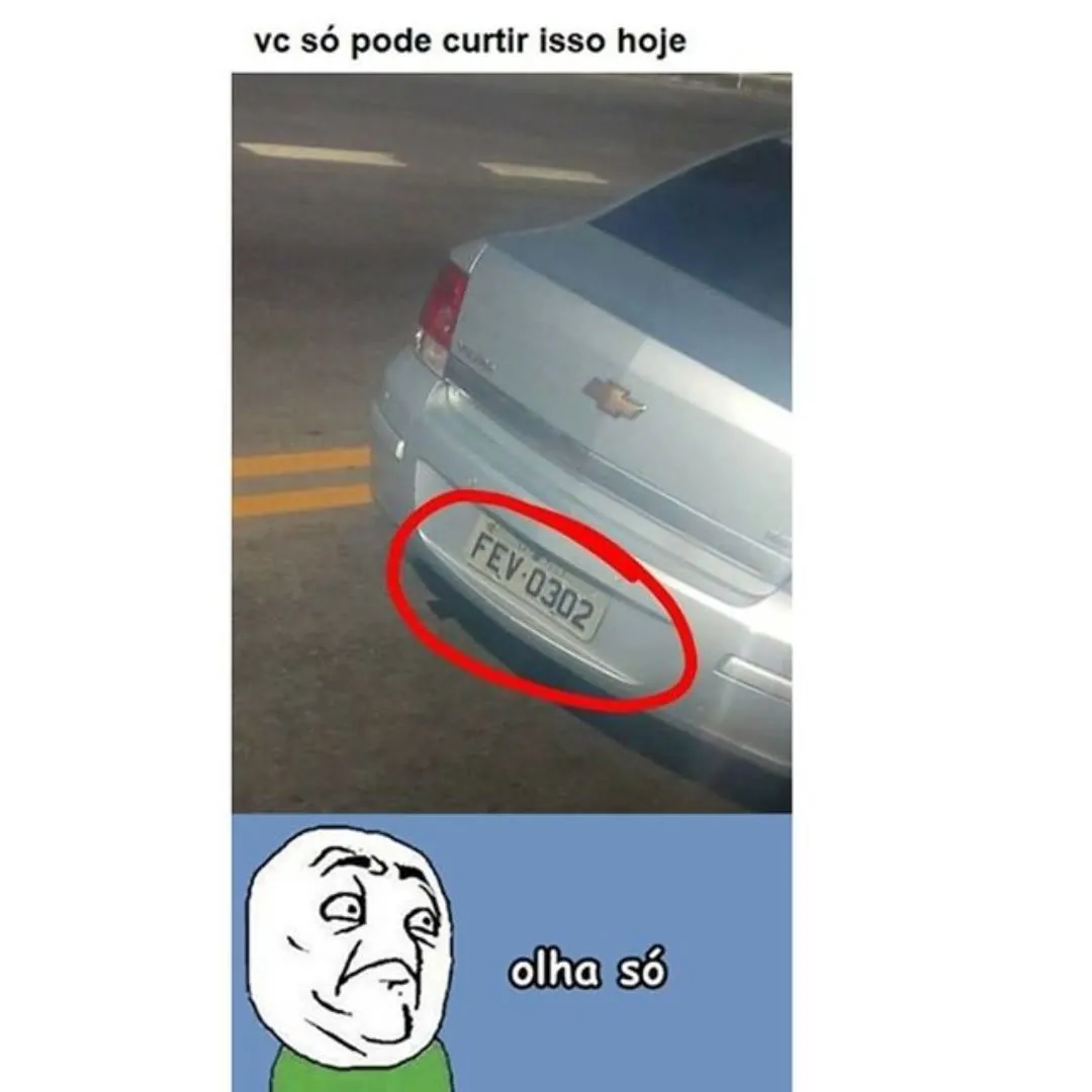 Meme de placa de carro com data FEV-0302 circulando na rua, com a frase “olha só”.