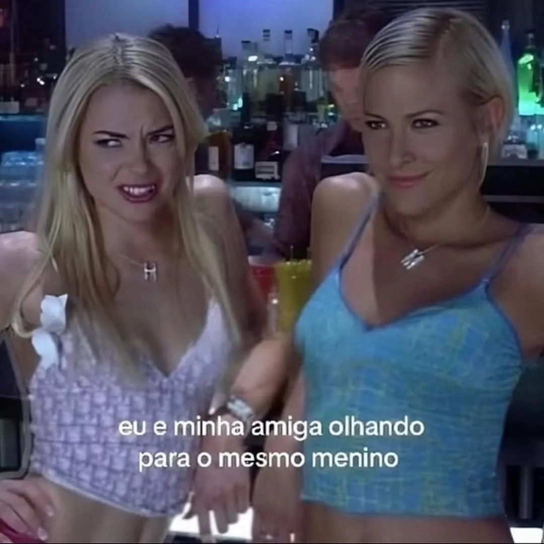 Meme de duas amigas olhando para o mesmo menino em um bar, com expressões de desconfiança e confiança.