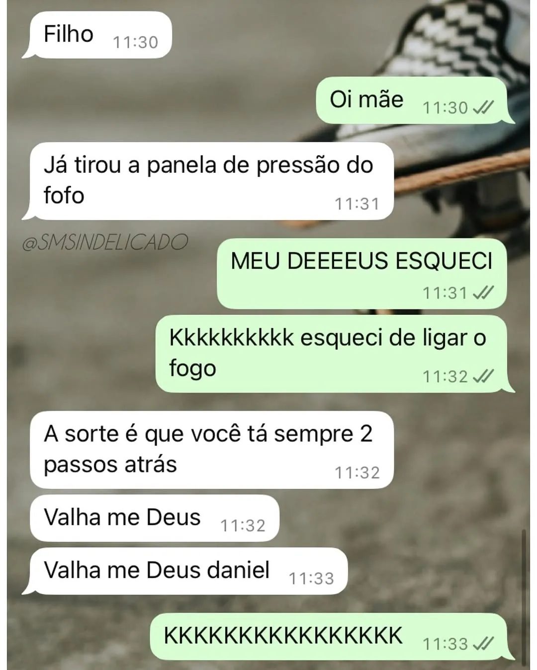Meme de conversa entre mãe e filho sobre esquecer de ligar o fogo da panela de pressão.