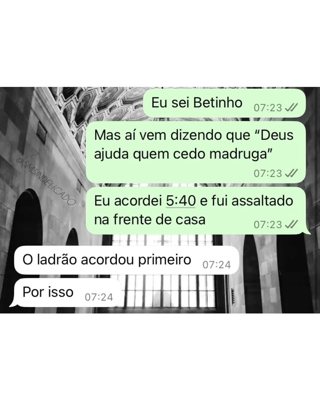 meme de conversa no whatsapp sobre ladrão acordou primeiro em frente a uma fachada em preto e branco