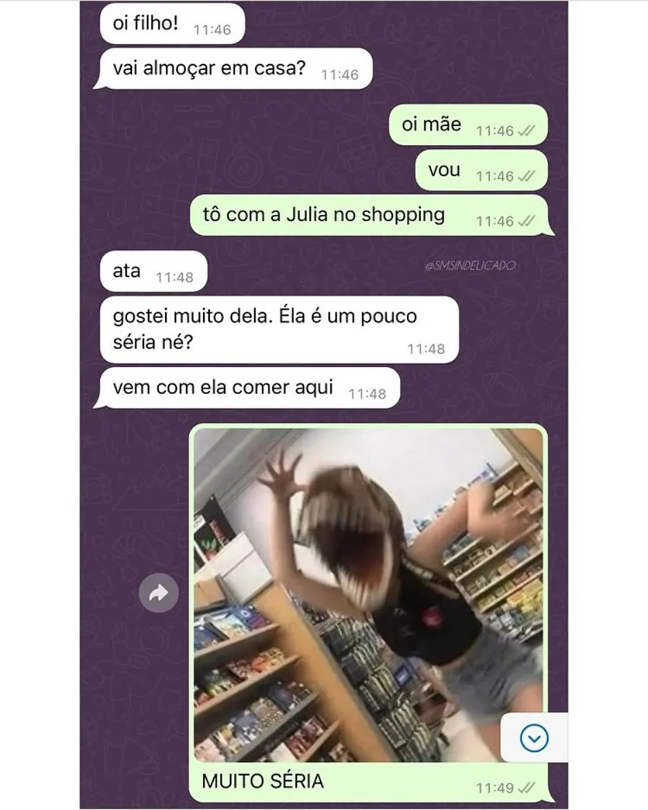 Meme de mãe chamando a namorada séria para almoçar, enquanto ela aparece agitada em uma loja.