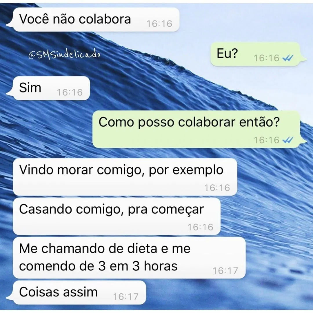 meme de conversa no whatsapp com fundo de mar e mensagens sobre não colaborar e morar junto