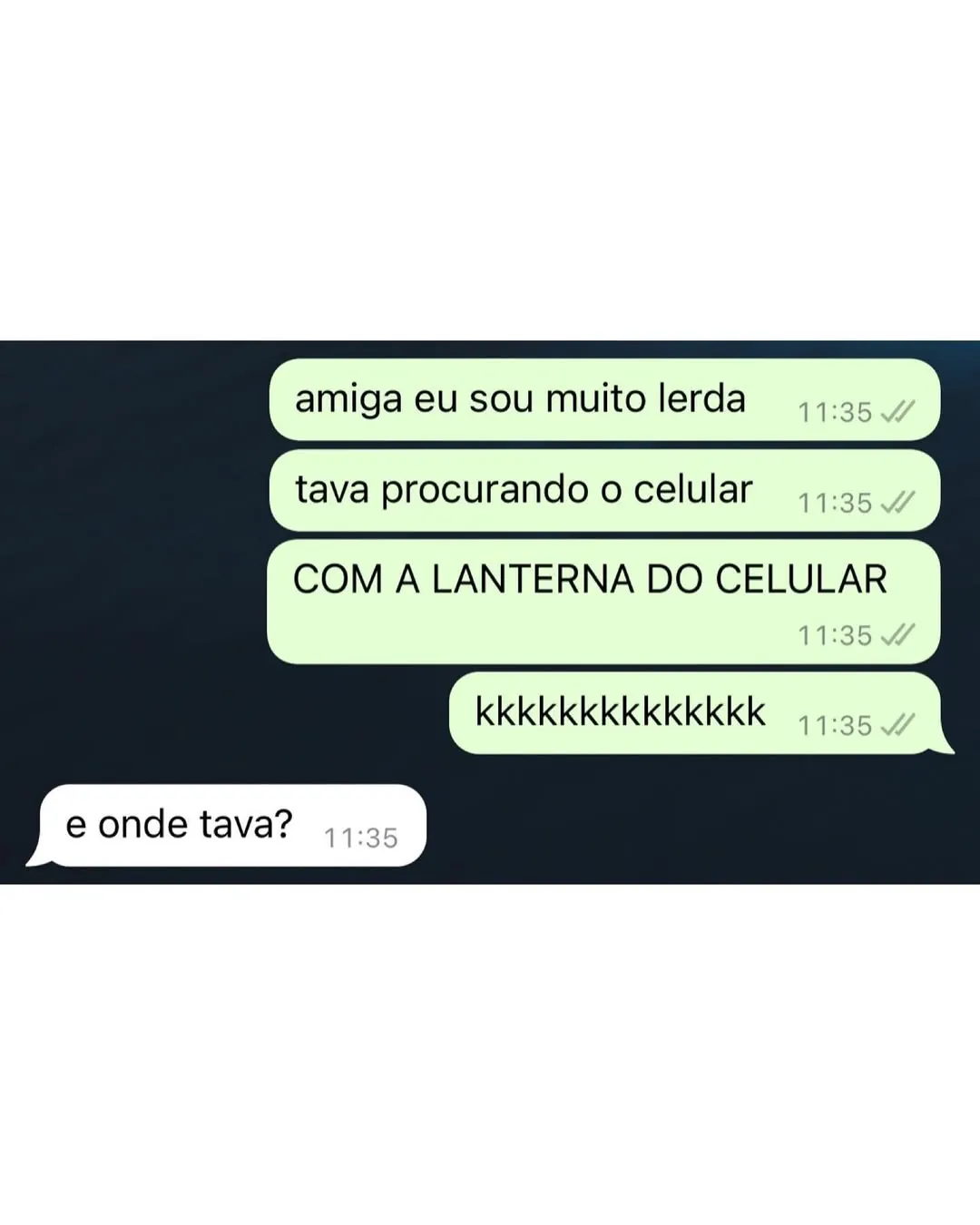 Meme de procurando o celular com a lanterna em uma conversa de WhatsApp com mensagens engraçadas.