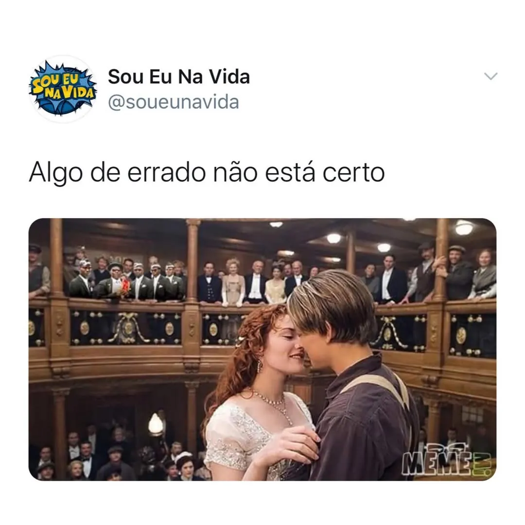Meme com casal prestes a se beijar no Titanic e a frase algo de errado não está certo.