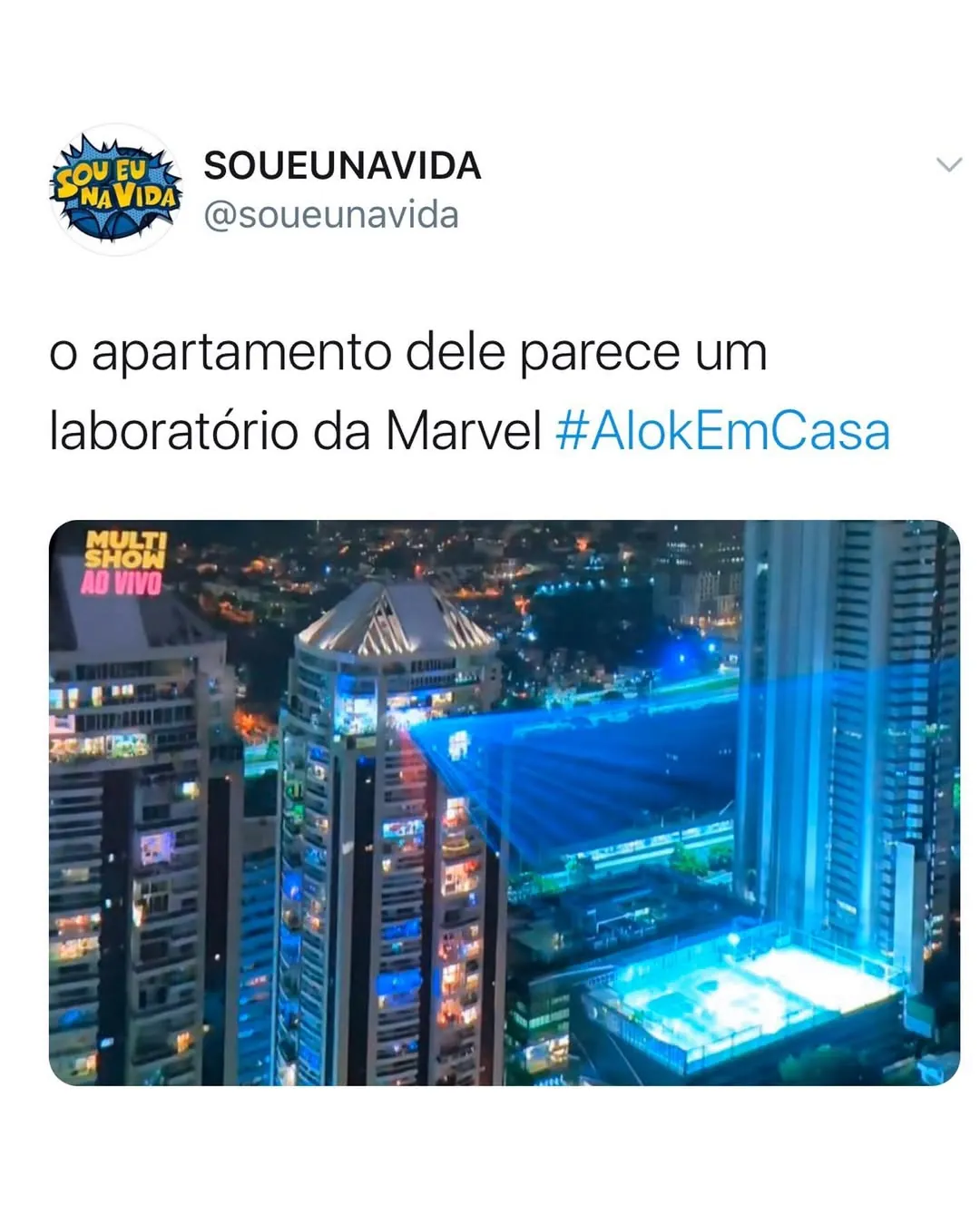 meme de apartamento laboratório da Marvel com prédios iluminados e luz azul intensa à noite