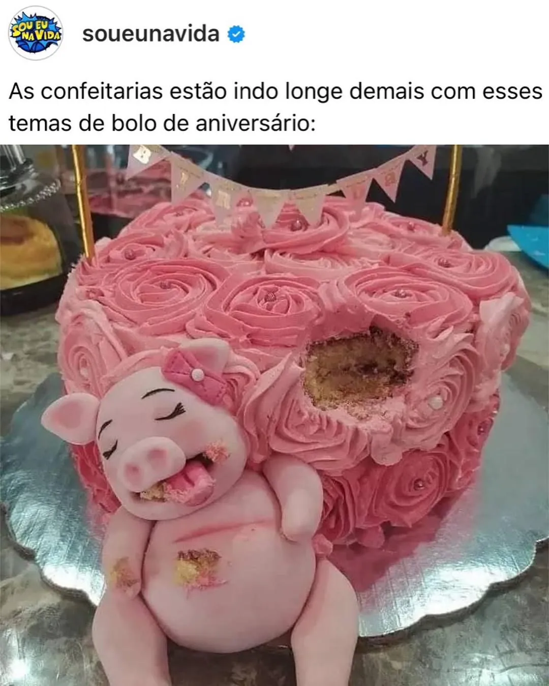 Bolo de aniversário rosa com flores e um porquinho de pasta americana comendo a lateral do bolo