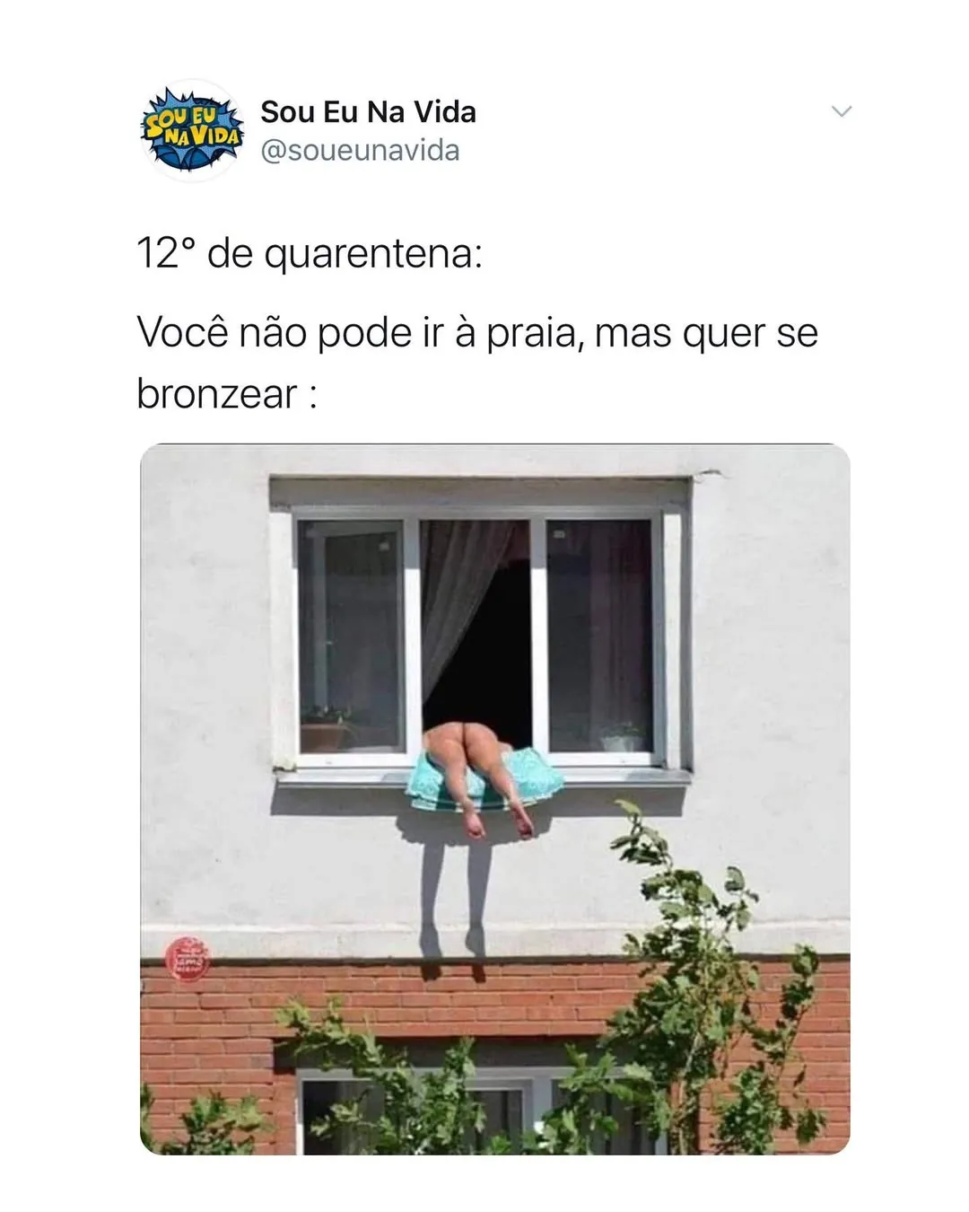 Meme de pessoa bronzeando na janela na quarentena, com as pernas para fora e uma toalha sobre o parapeito.