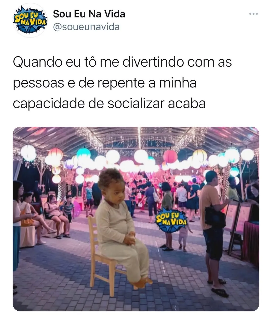 Meme de uma criança sentada em uma festa iluminada quando a capacidade de socializar acaba.