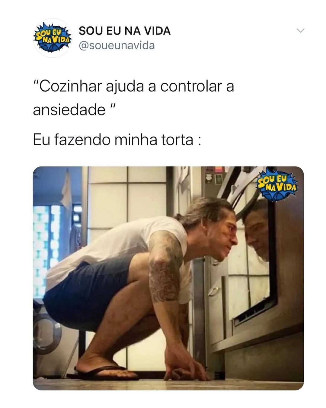 Meme de pessoa agachada encarando o forno enquanto faz torta para controlar a ansiedade