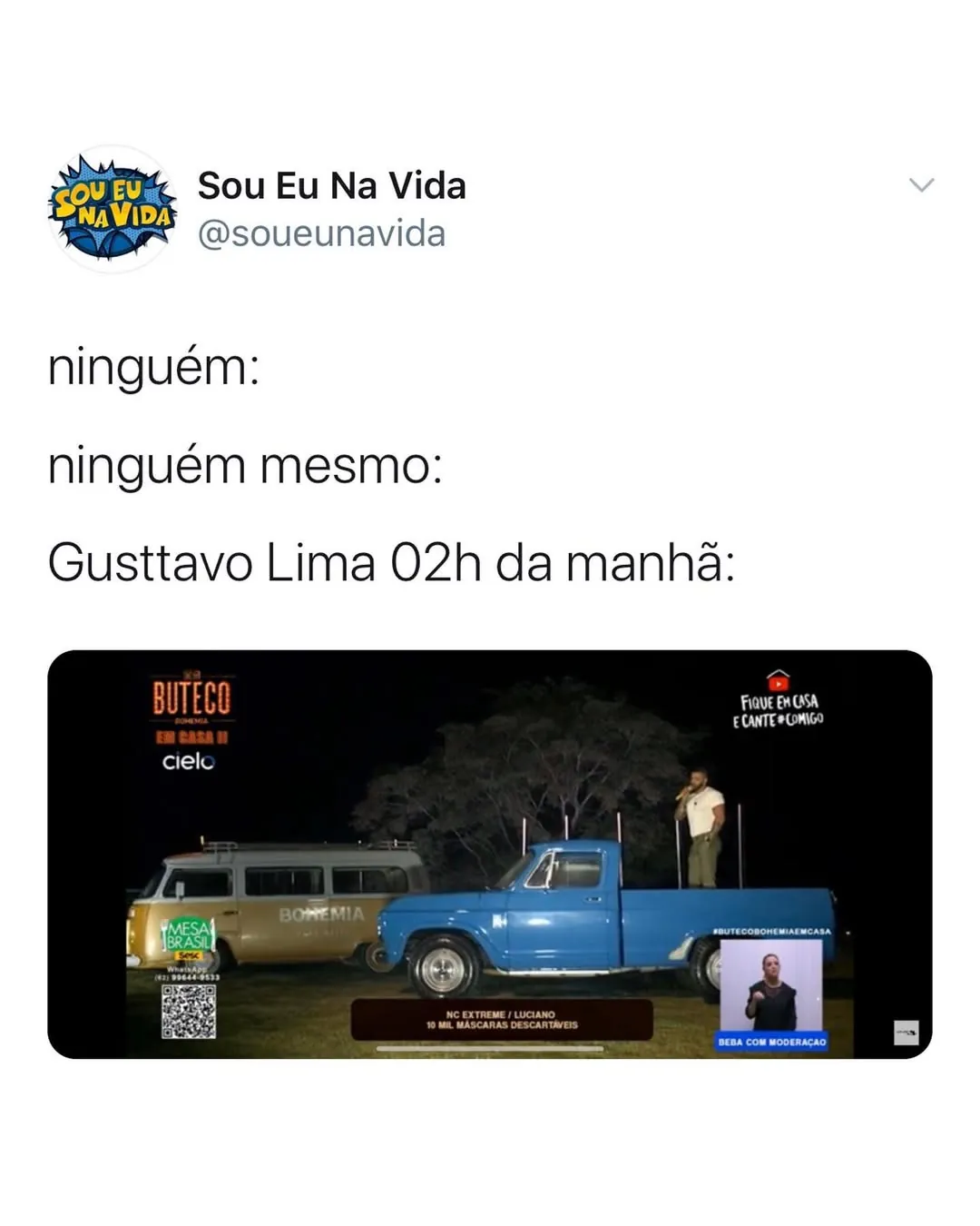 Meme de Gusttavo Lima às 2h da manhã cantando em cima de uma caminhonete