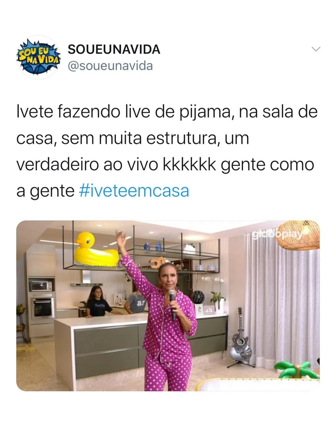 meme de Ivete fazendo live de pijama em casa, em uma sala com decoração moderna e microfone na mão