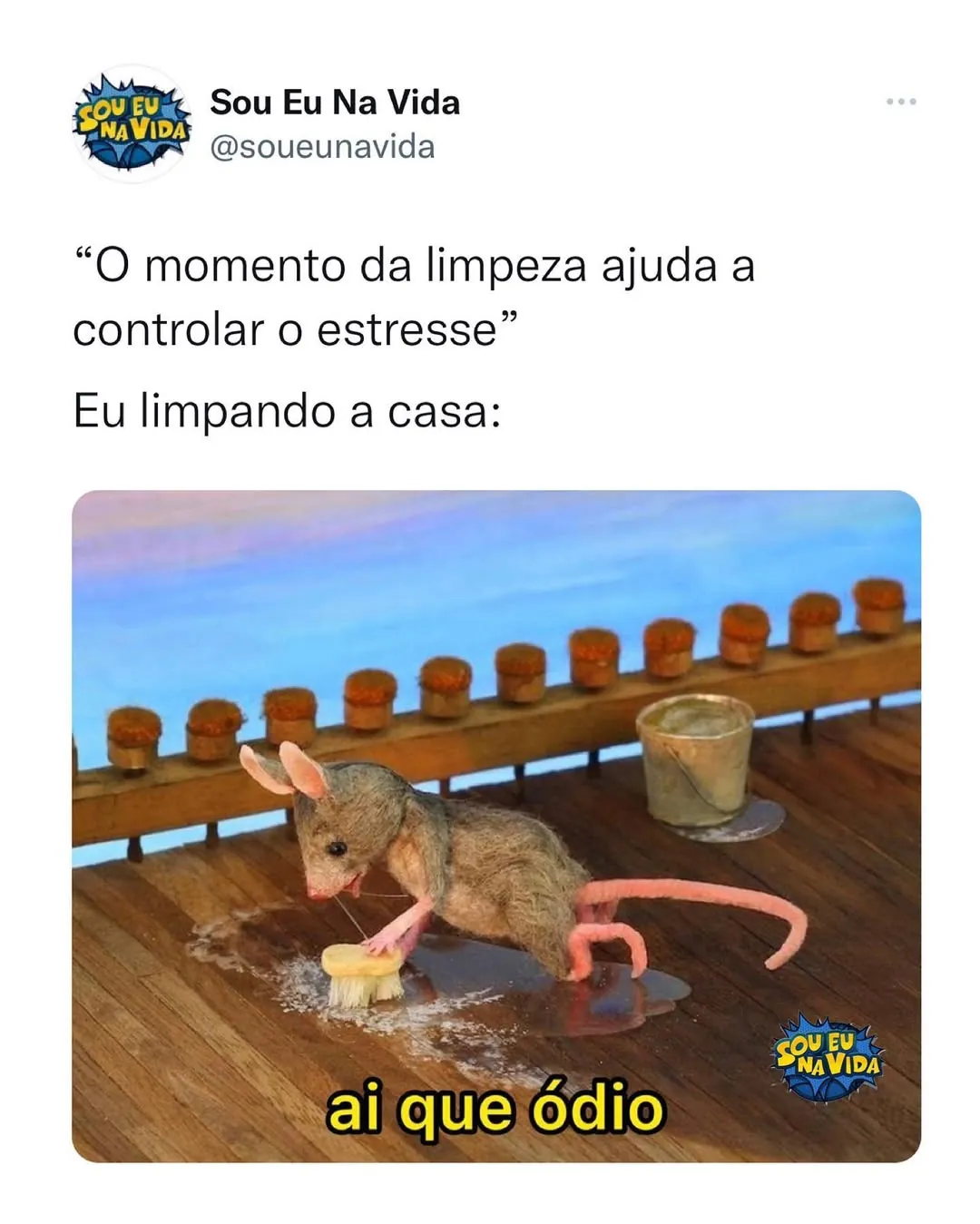 Meme de limpar a casa com estresse mostra um pequeno animal esfregando o chão com uma escova.