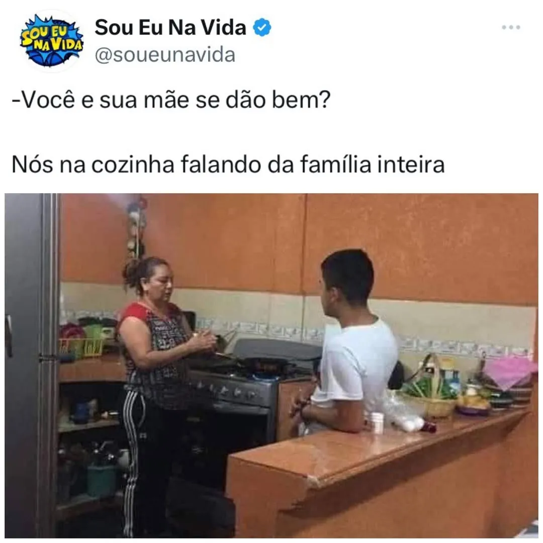 Meme de mãe e filho falando da família na cozinha enquanto conversam perto do fogão