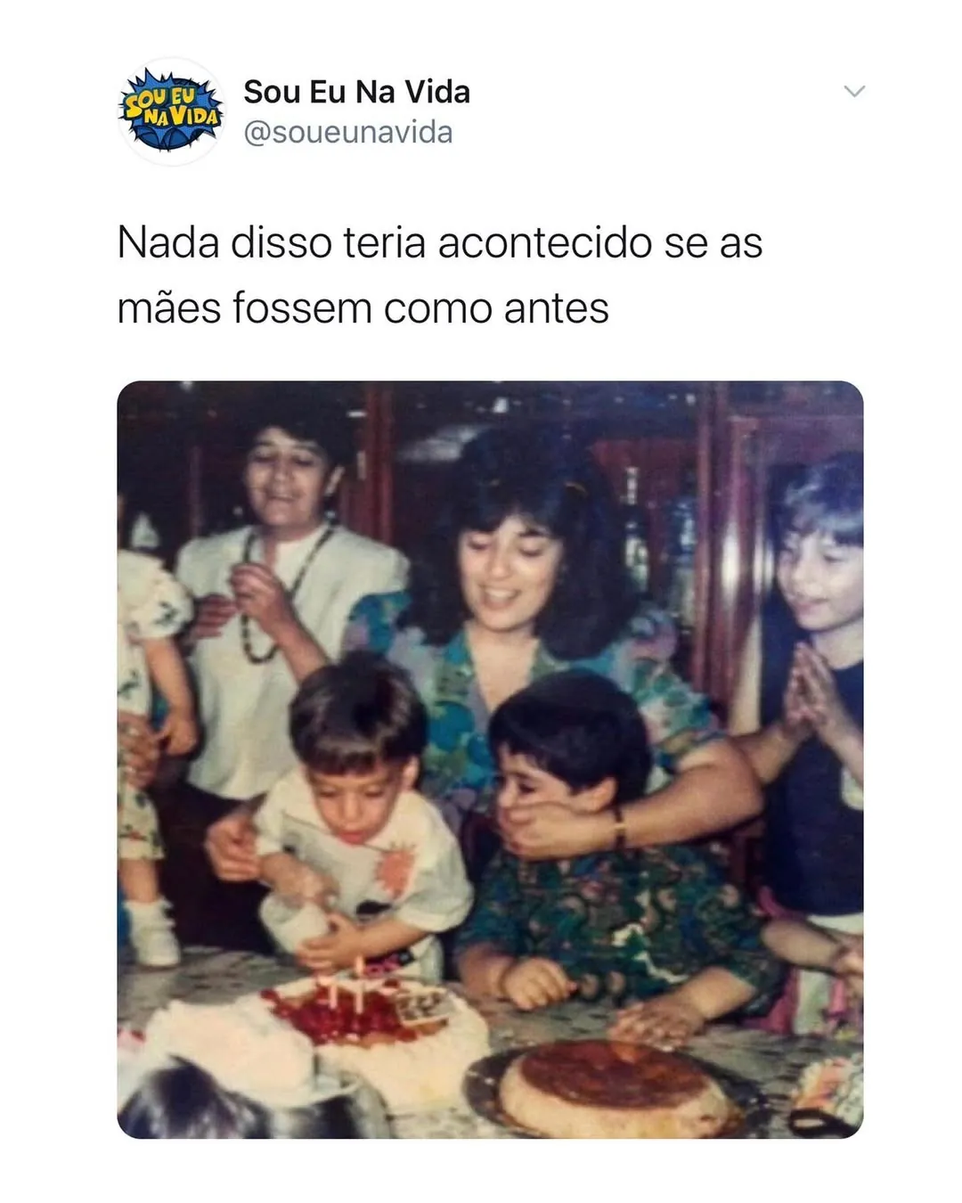 Mães seguram crianças para impedi-las de comer o bolo antes da hora em uma festa de aniversário