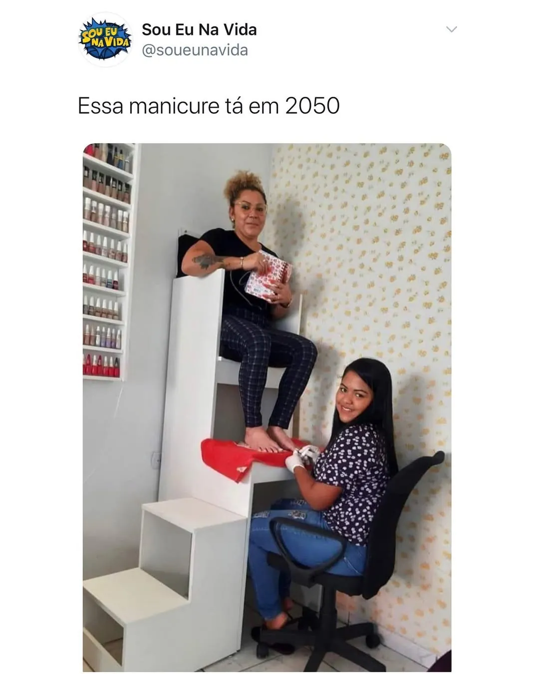 meme de manicure em 2050 com cadeira improvisada e duas mulheres em um salão