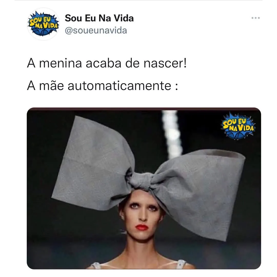 meme de mãe automaticamente com bebê recém-nascida e laço gigante na cabeça