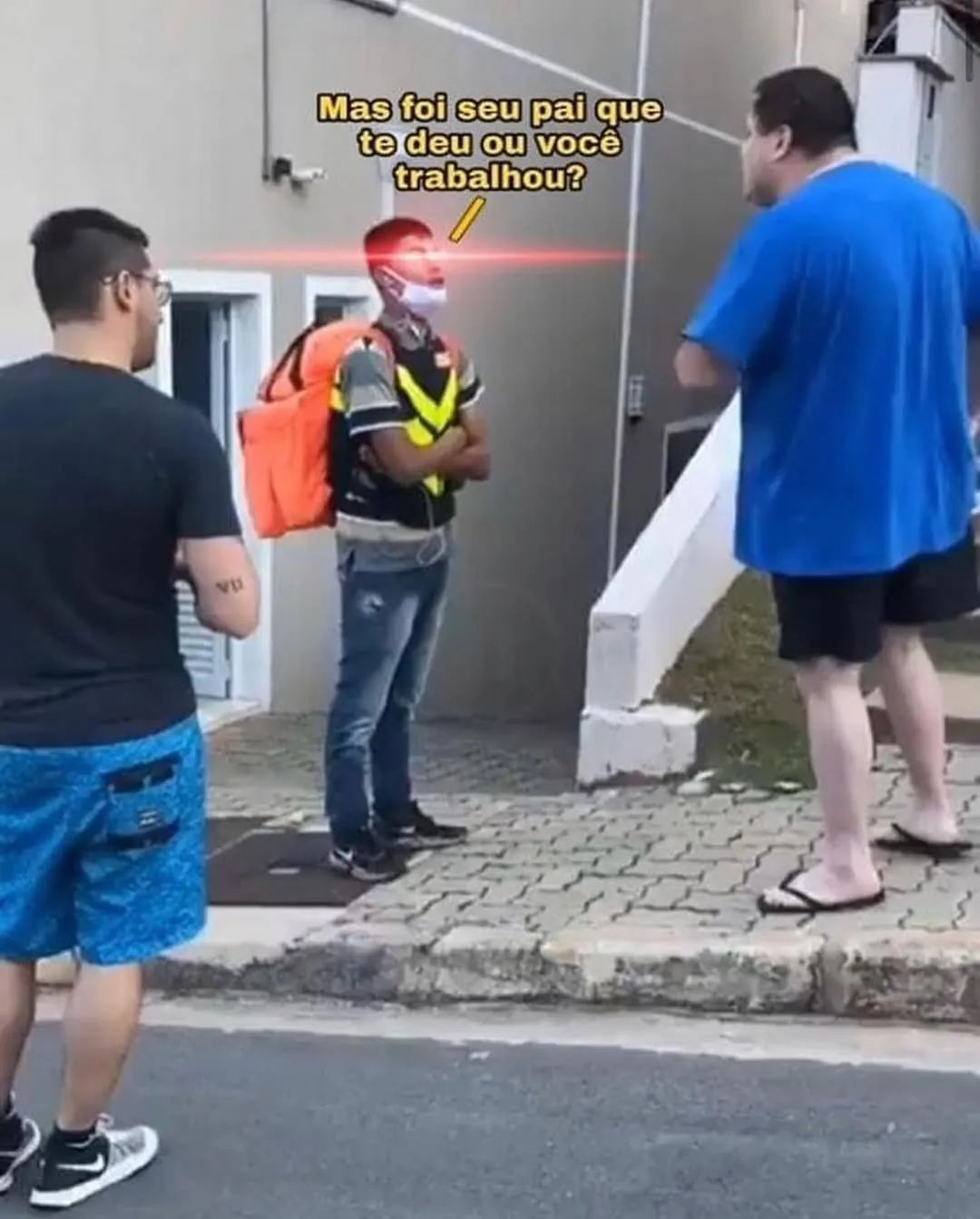 meme de pergunta sobre pai ou trabalho com três homens na rua e texto sobreposto em amarelo