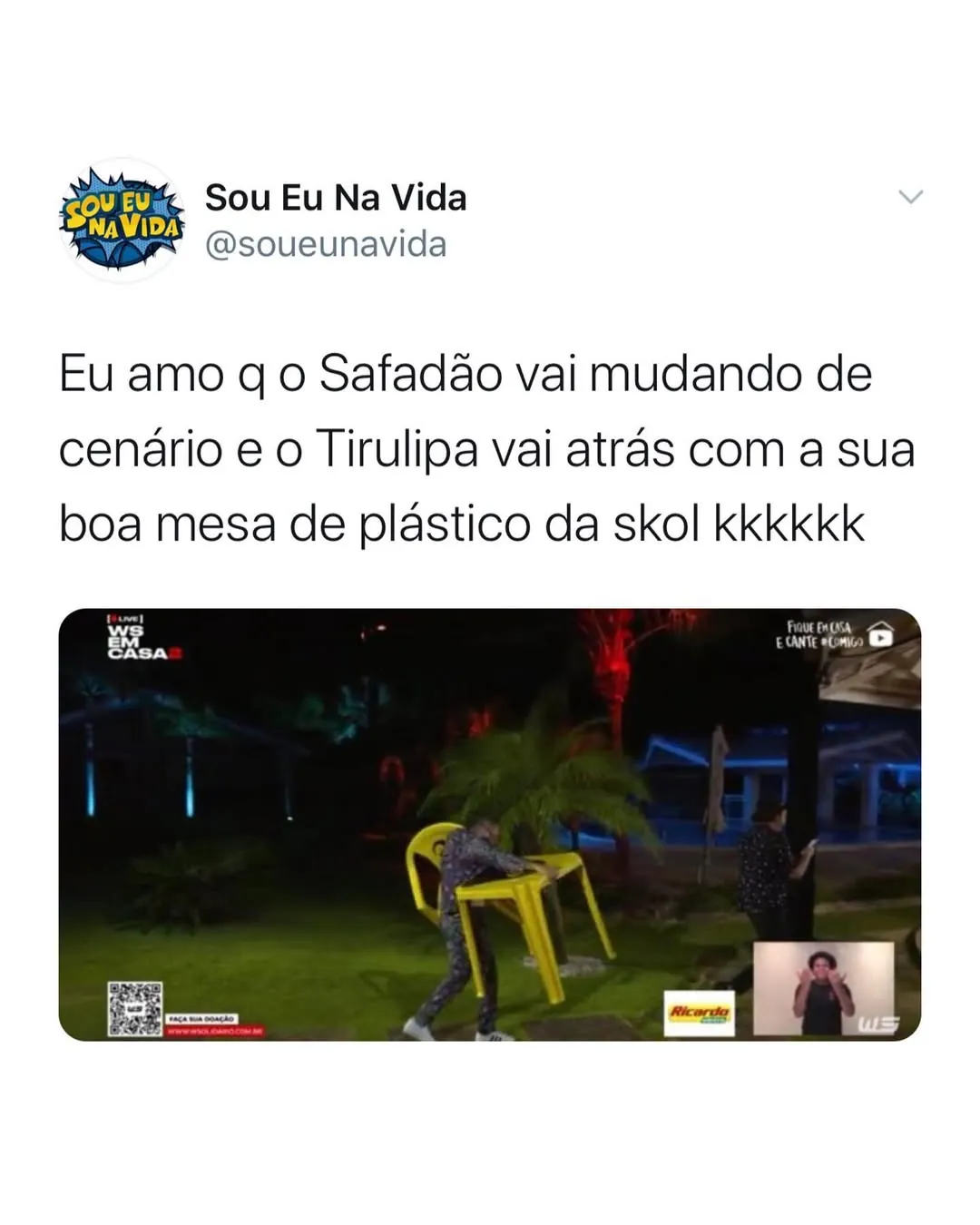 meme de Safadão e Tirulipa em live, com Tirulipa carregando uma mesa de plástico amarela no palco