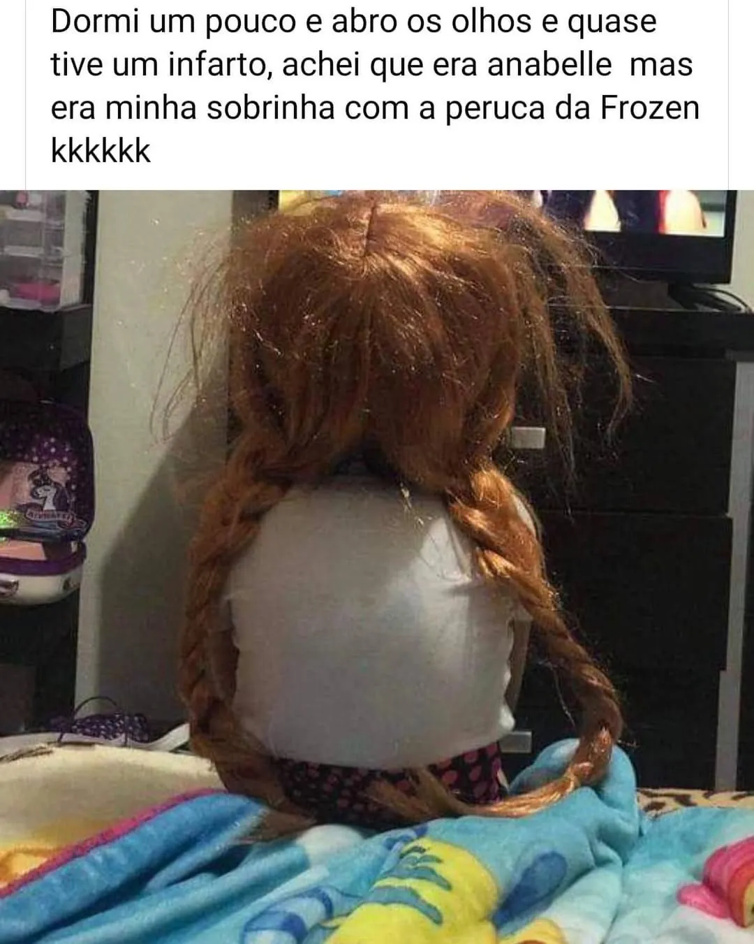 Meme de sobrinha com peruca da Frozen sentada na cama e vista de costas, parecendo a Annabelle.