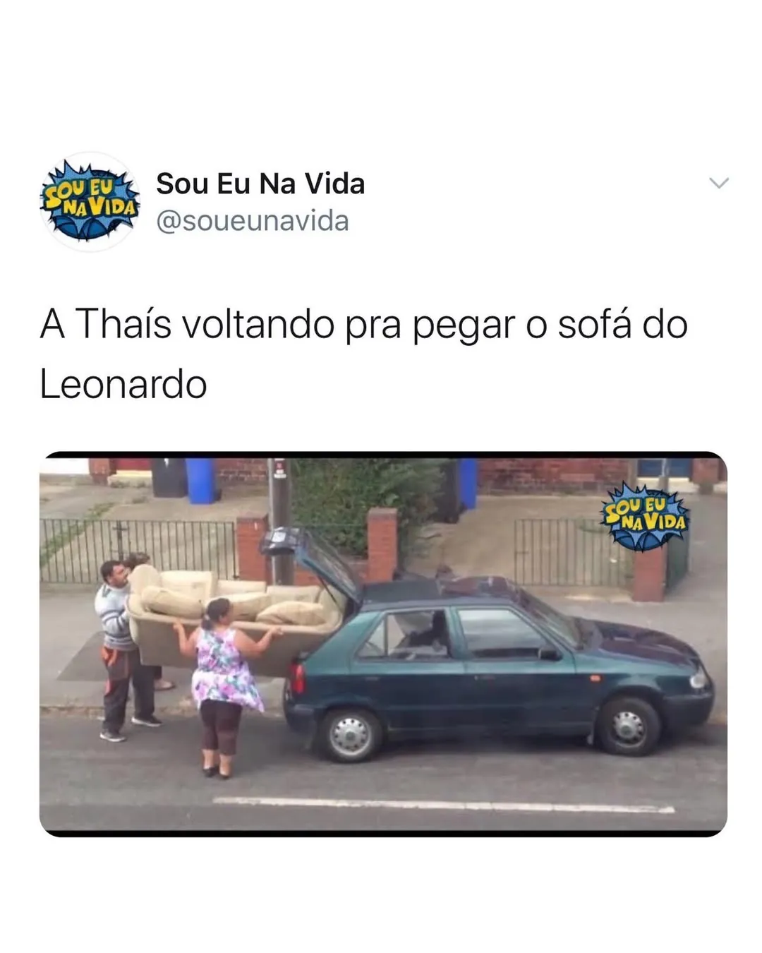Meme de Thaís pegando o sofá do Leonardo, com duas pessoas tentando colocá-lo em um carro pequeno